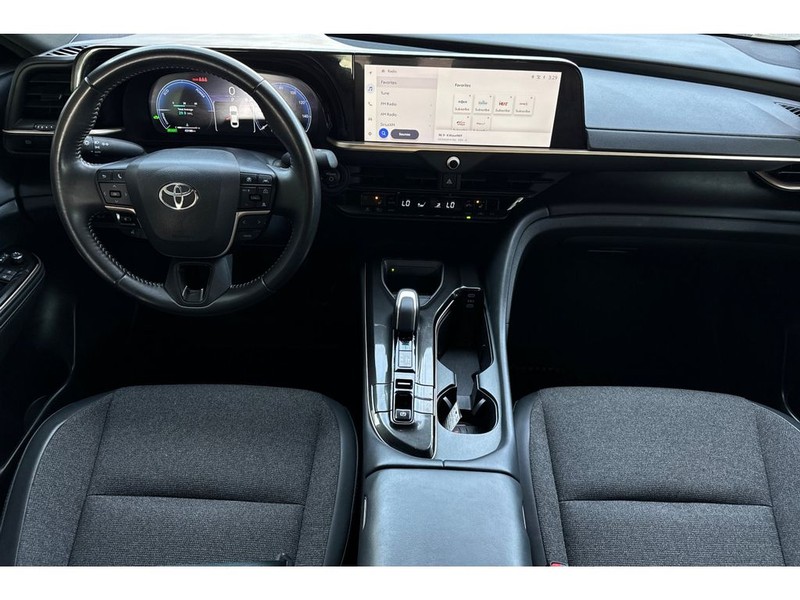 Toyota Crown Vehicle Full-screen Gallery Image 15