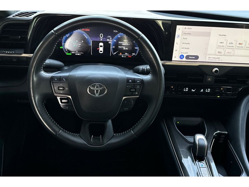 Toyota Crown Vehicle Full-screen Gallery Image 16