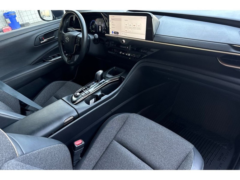 Toyota Crown Vehicle Full-screen Gallery Image 17