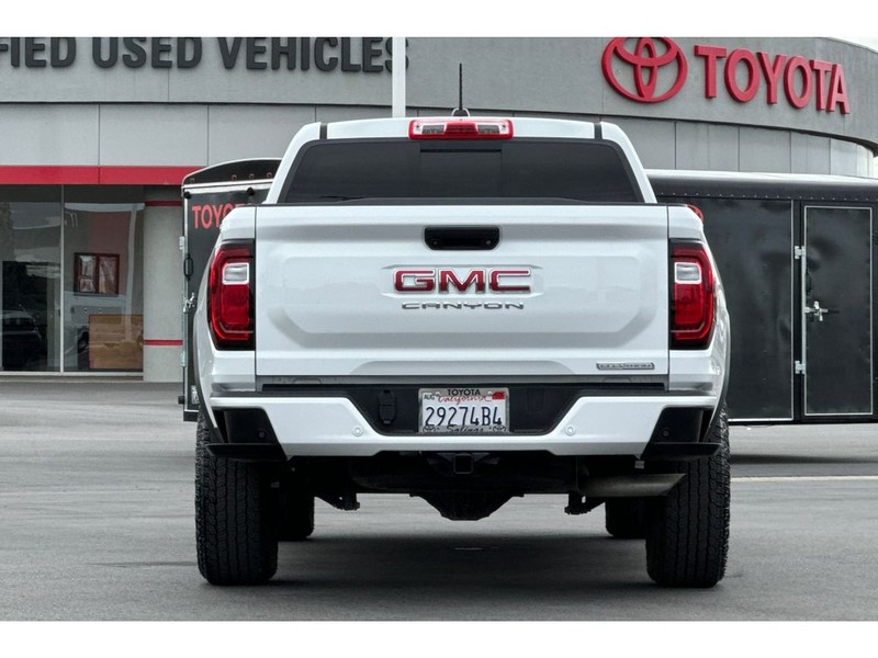 GMC Canyon Vehicle Full-screen Gallery Image 05