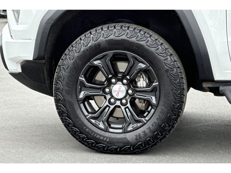 GMC Canyon Vehicle Full-screen Gallery Image 29