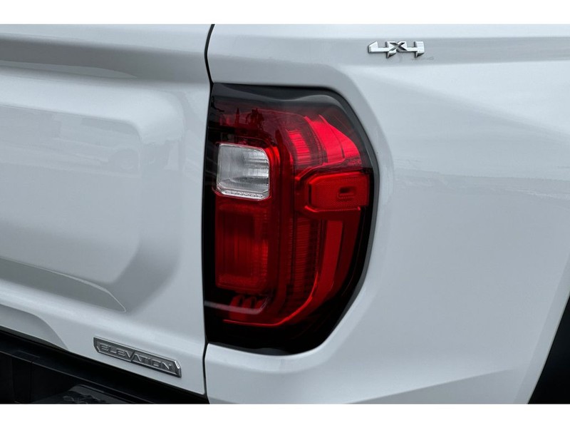 GMC Canyon Vehicle Full-screen Gallery Image 30
