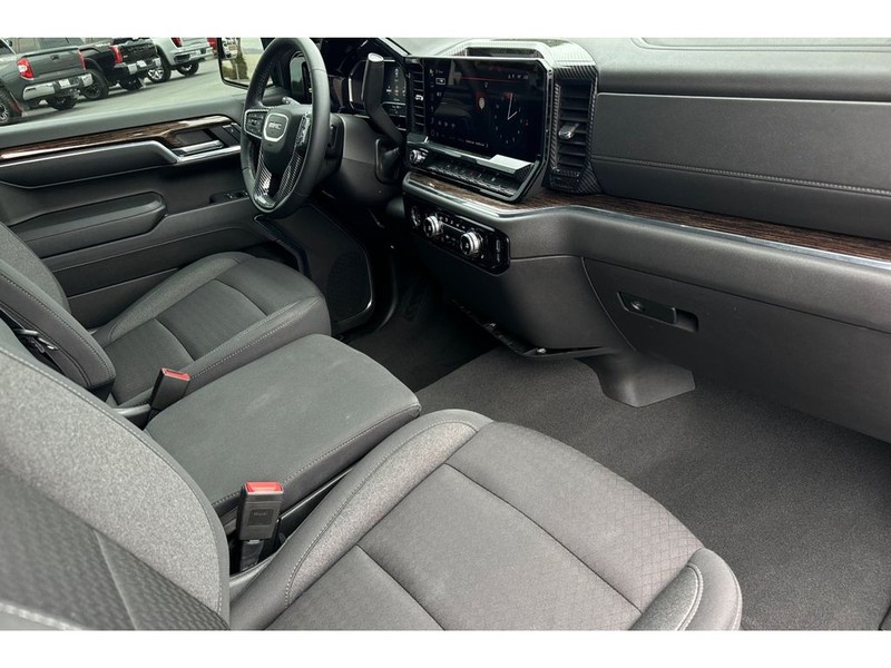 GMC Sierra Vehicle Full-screen Gallery Image 17