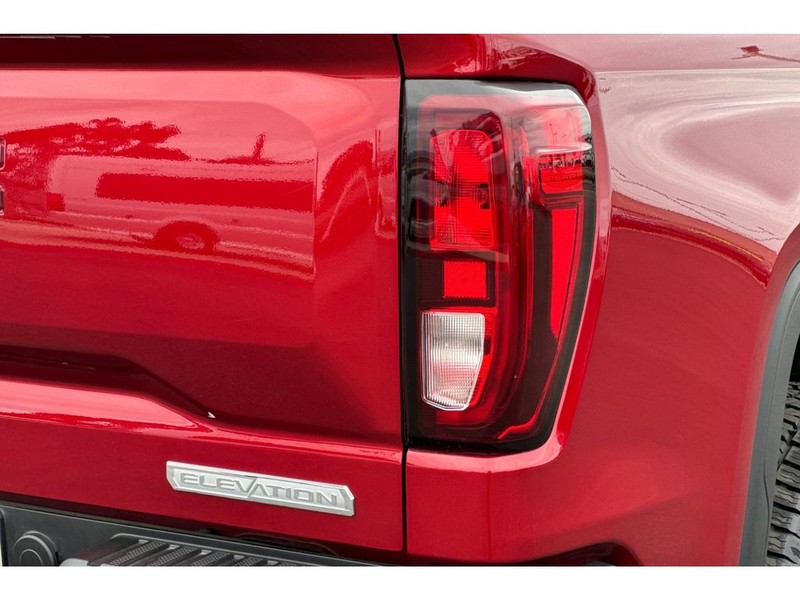 GMC Sierra Vehicle Full-screen Gallery Image 30