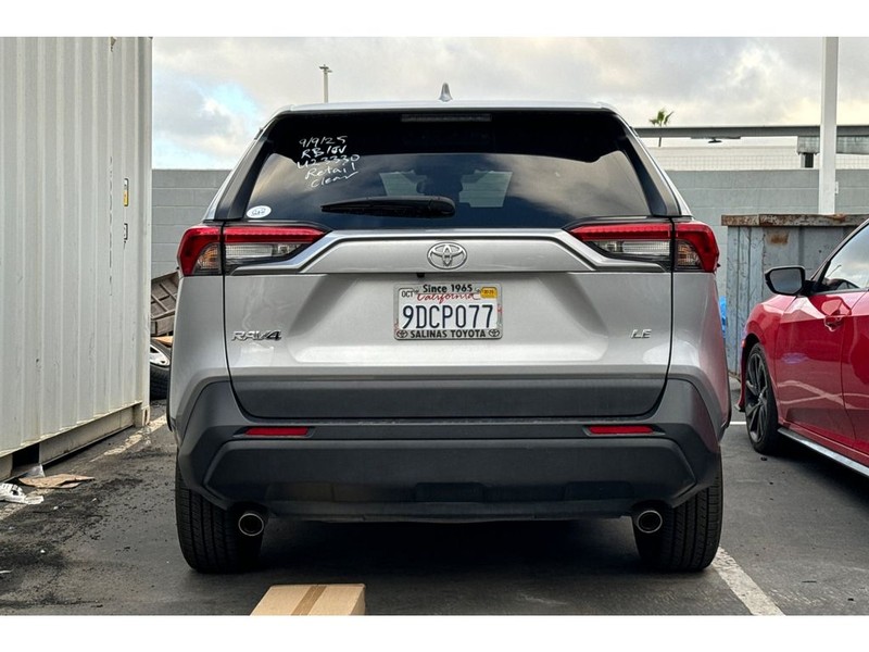 Toyota RAV4 Vehicle Full-screen Gallery Image 04