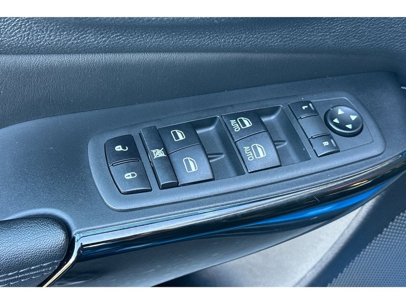 Jeep Cherokee Vehicle Full-screen Gallery Image 12