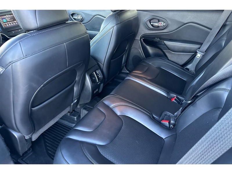 Jeep Cherokee Vehicle Full-screen Gallery Image 13