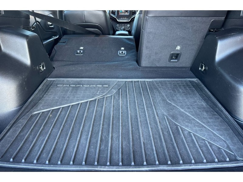 Jeep Cherokee Vehicle Full-screen Gallery Image 17