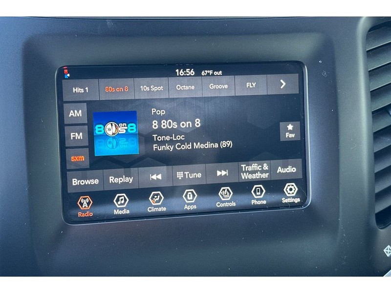 Jeep Cherokee Vehicle Full-screen Gallery Image 21