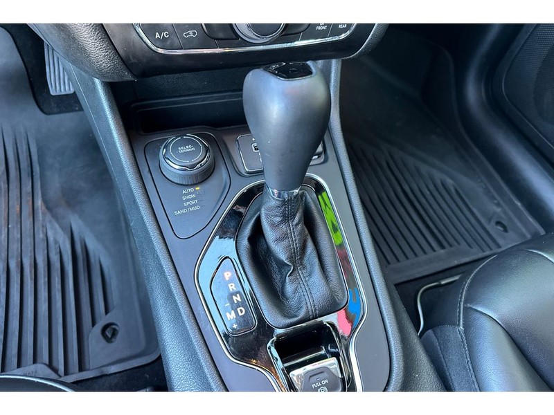 Jeep Cherokee Vehicle Full-screen Gallery Image 24