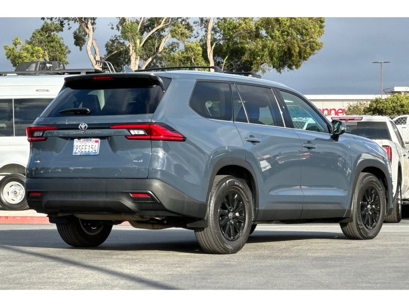 Toyota Grand Highlander Vehicle Full-screen Gallery Image 04