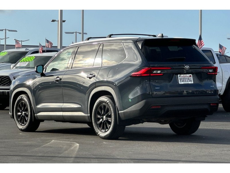 Toyota Grand Highlander Vehicle Full-screen Gallery Image 06