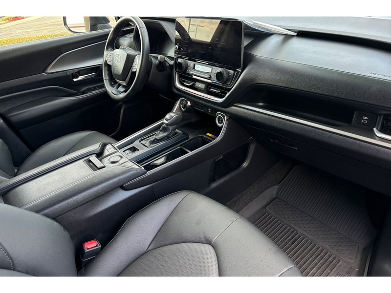 Toyota Grand Highlander Vehicle Full-screen Gallery Image 19