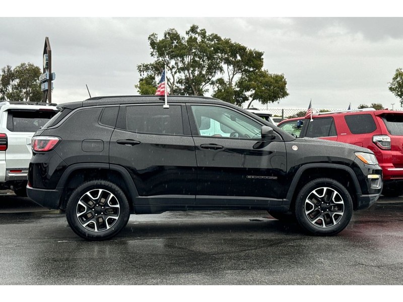 Jeep Compass Vehicle Full-screen Gallery Image 03