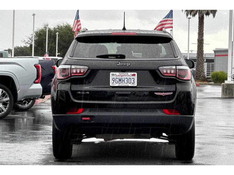 Jeep Compass Vehicle Full-screen Gallery Image 05