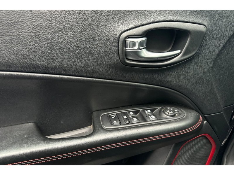 Jeep Compass Vehicle Full-screen Gallery Image 11