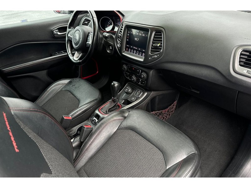 Jeep Compass Vehicle Full-screen Gallery Image 17