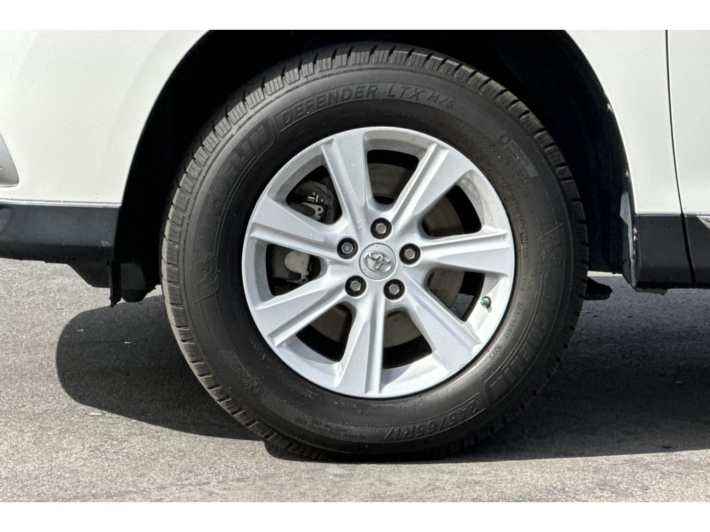 Toyota Highlander Vehicle Full-screen Gallery Image 29