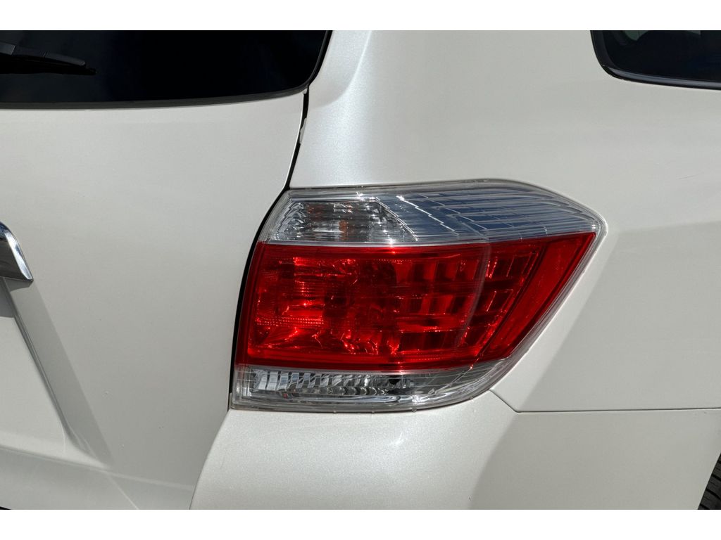 Toyota Highlander Vehicle Full-screen Gallery Image 30