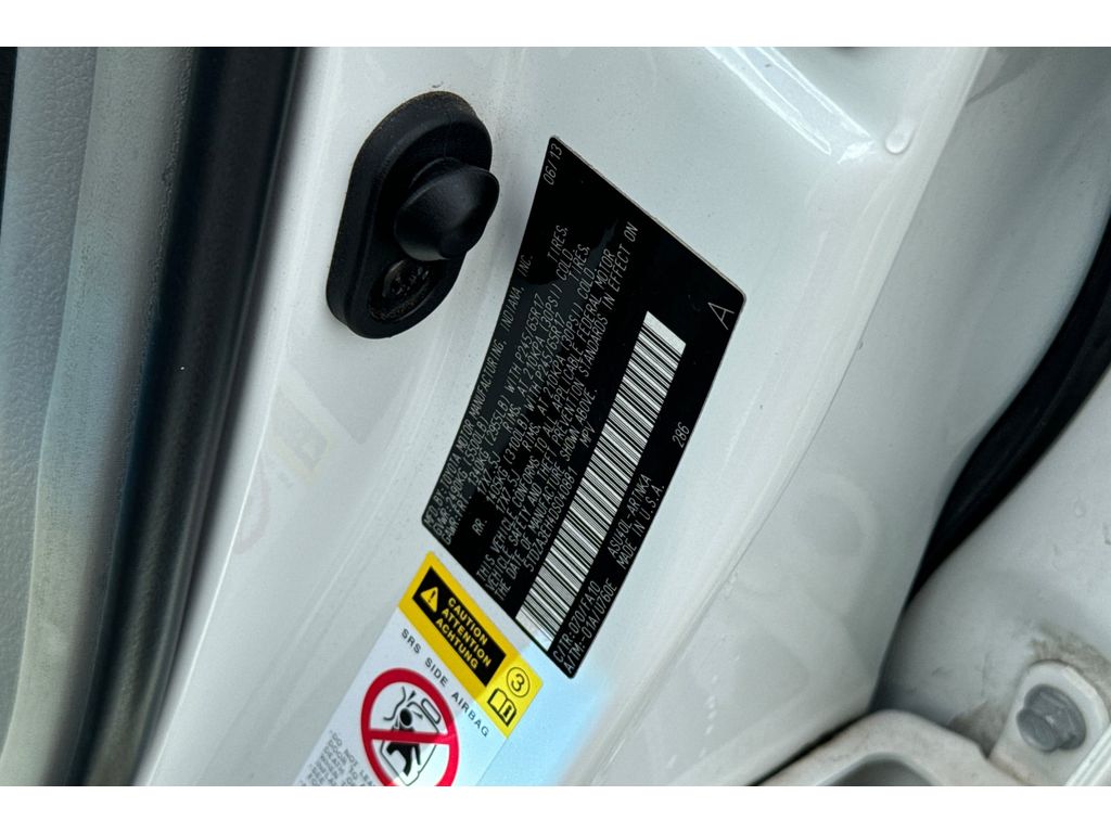 Toyota Highlander Vehicle Full-screen Gallery Image 31