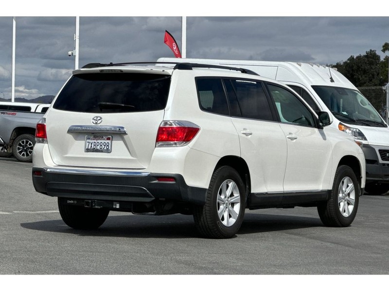 Toyota Highlander Vehicle Full-screen Gallery Image 04