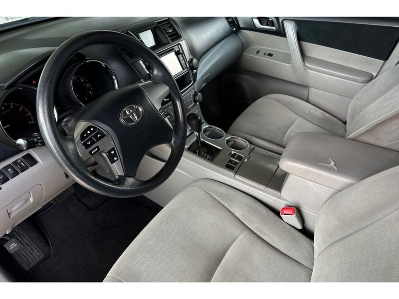 Toyota Highlander Vehicle Full-screen Gallery Image 10