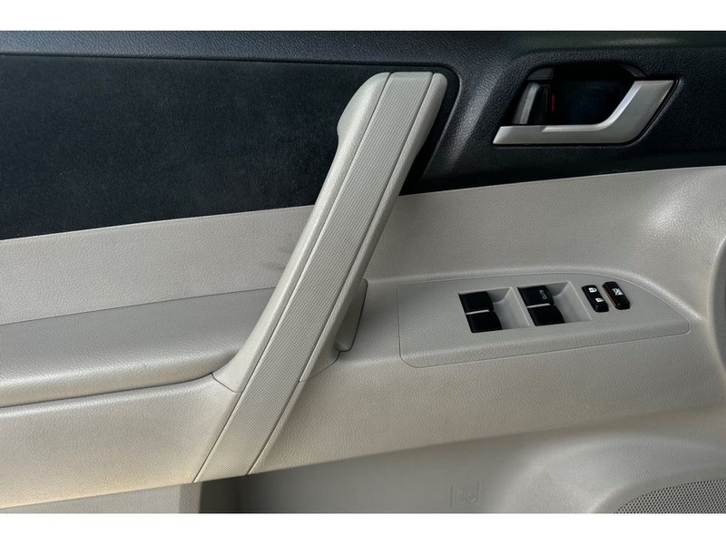 Toyota Highlander Vehicle Full-screen Gallery Image 11