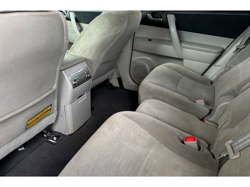 Toyota Highlander Vehicle Full-screen Gallery Image 13
