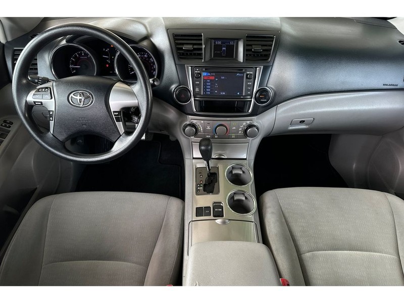 Toyota Highlander Vehicle Full-screen Gallery Image 15