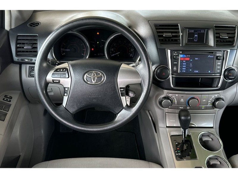 Toyota Highlander Vehicle Full-screen Gallery Image 16