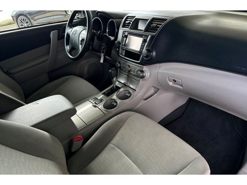 Toyota Highlander Vehicle Full-screen Gallery Image 17