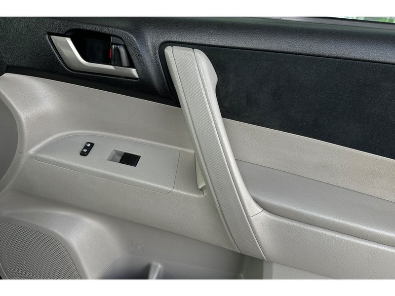 Toyota Highlander Vehicle Full-screen Gallery Image 18