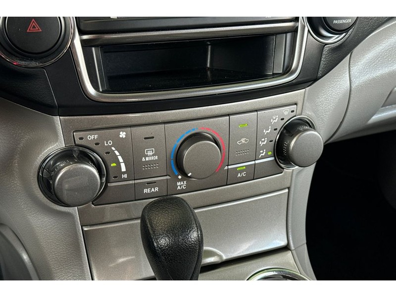 Toyota Highlander Vehicle Full-screen Gallery Image 21