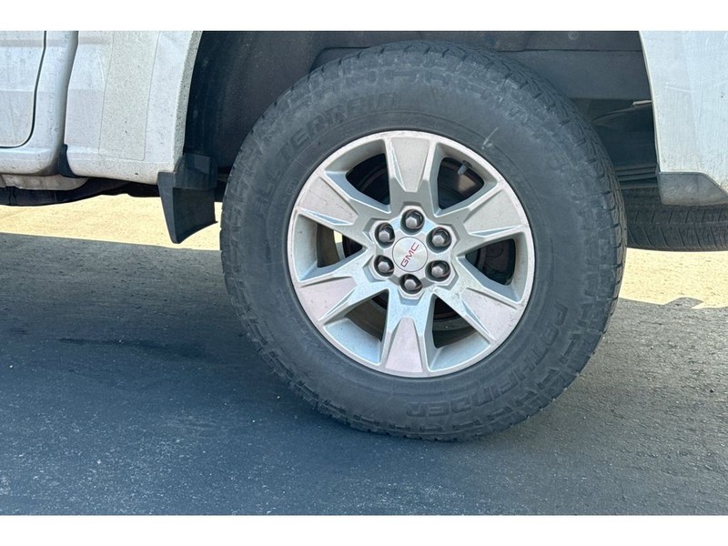 GMC Canyon Vehicle Full-screen Gallery Image 06