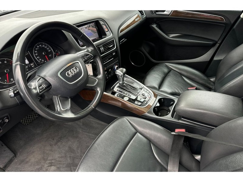Audi Q5 Vehicle Full-screen Gallery Image 10
