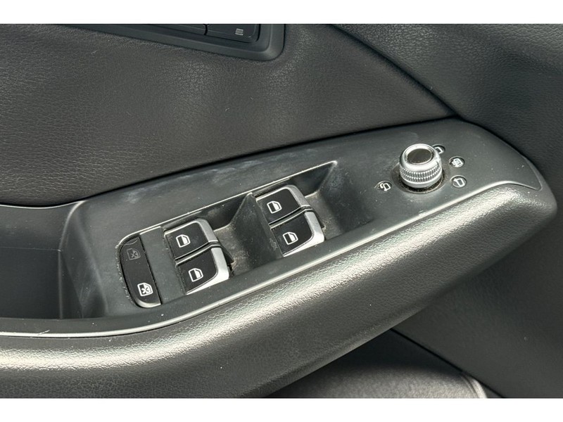 Audi Q5 Vehicle Full-screen Gallery Image 12