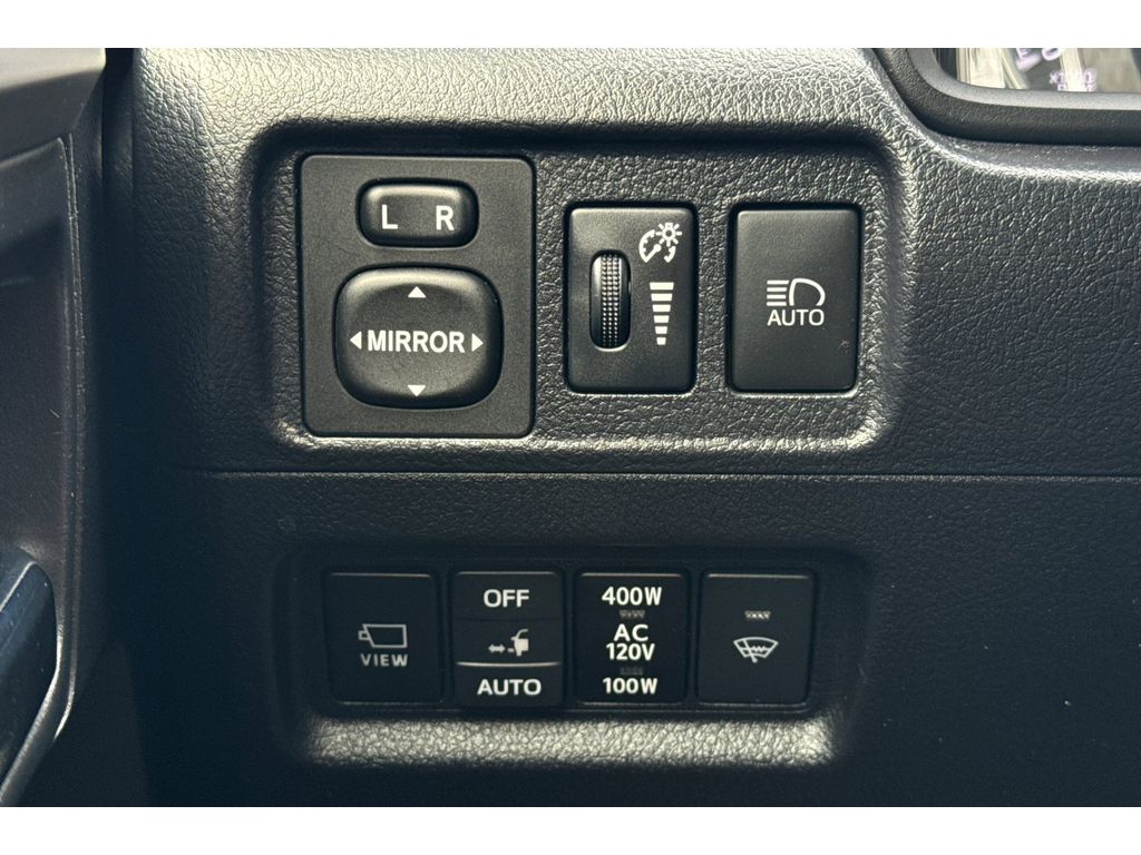 Toyota 4Runner Vehicle Full-screen Gallery Image 29