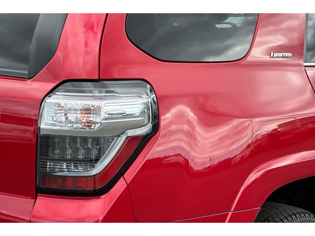 Toyota 4Runner Vehicle Full-screen Gallery Image 31