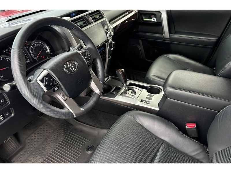 Toyota 4Runner Vehicle Full-screen Gallery Image 10
