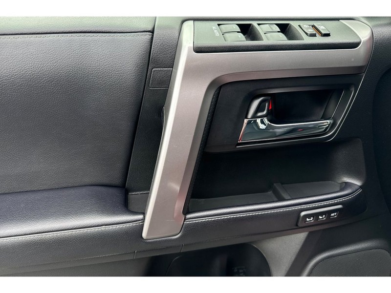 Toyota 4Runner Vehicle Full-screen Gallery Image 11