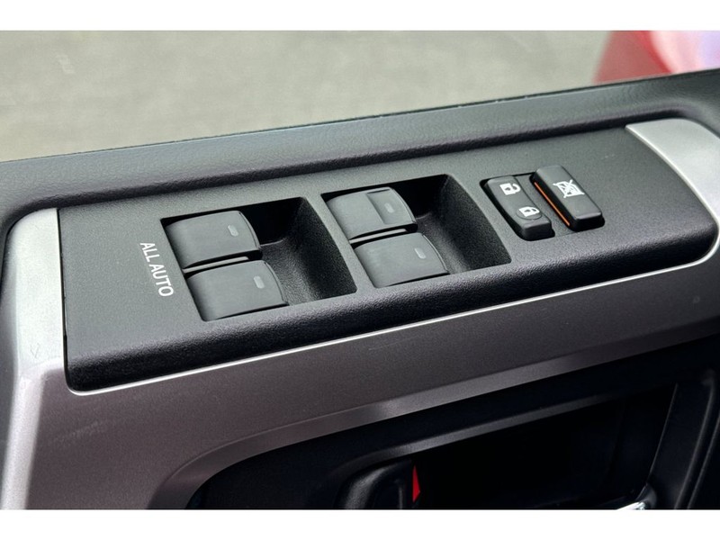 Toyota 4Runner Vehicle Full-screen Gallery Image 12