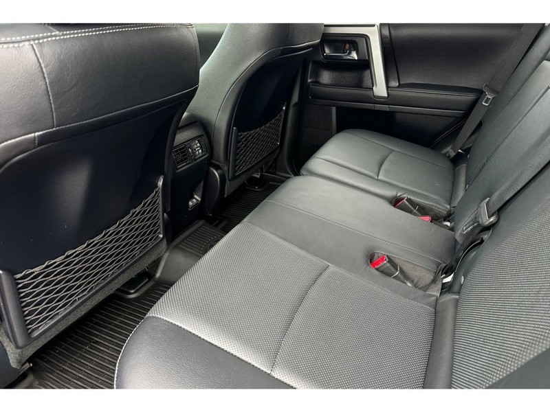 Toyota 4Runner Vehicle Full-screen Gallery Image 13