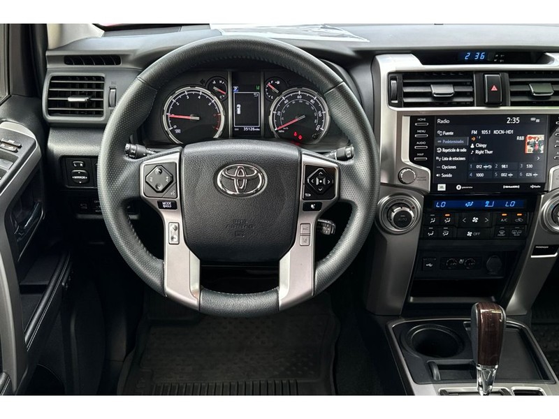 Toyota 4Runner Vehicle Full-screen Gallery Image 16