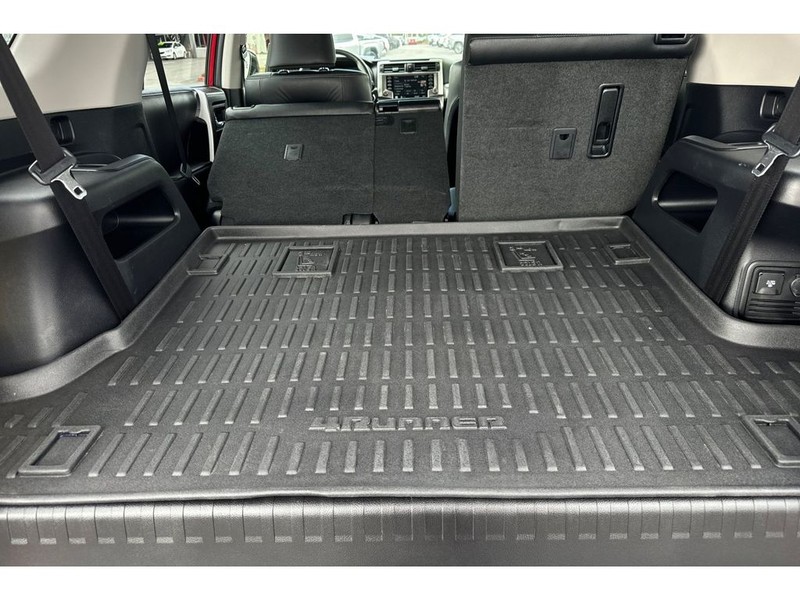 Toyota 4Runner Vehicle Full-screen Gallery Image 17