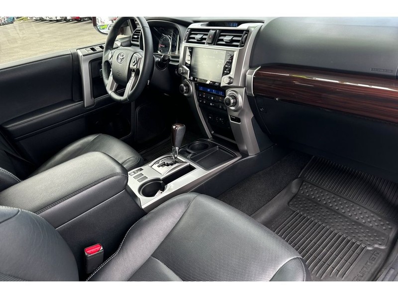 Toyota 4Runner Vehicle Full-screen Gallery Image 18
