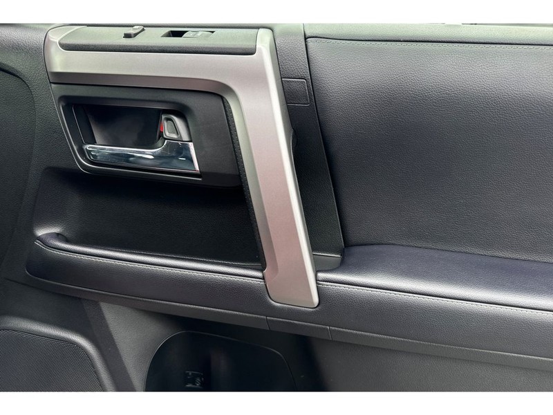 Toyota 4Runner Vehicle Full-screen Gallery Image 19