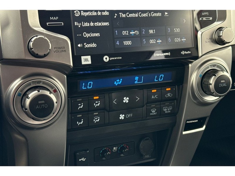 Toyota 4Runner Vehicle Full-screen Gallery Image 21