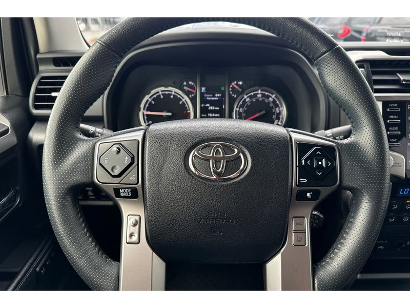 Toyota 4Runner Vehicle Full-screen Gallery Image 24
