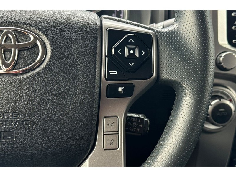 Toyota 4Runner Vehicle Full-screen Gallery Image 26