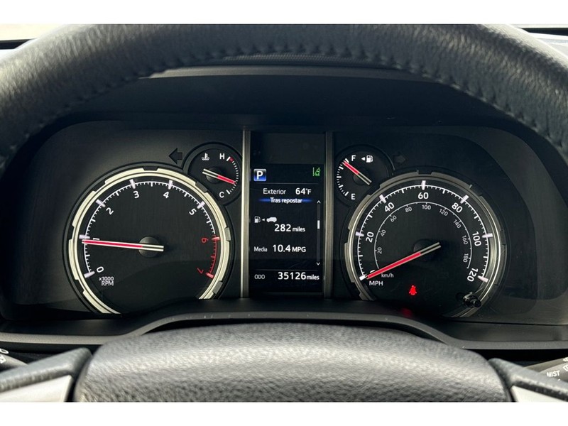 Toyota 4Runner Vehicle Full-screen Gallery Image 27